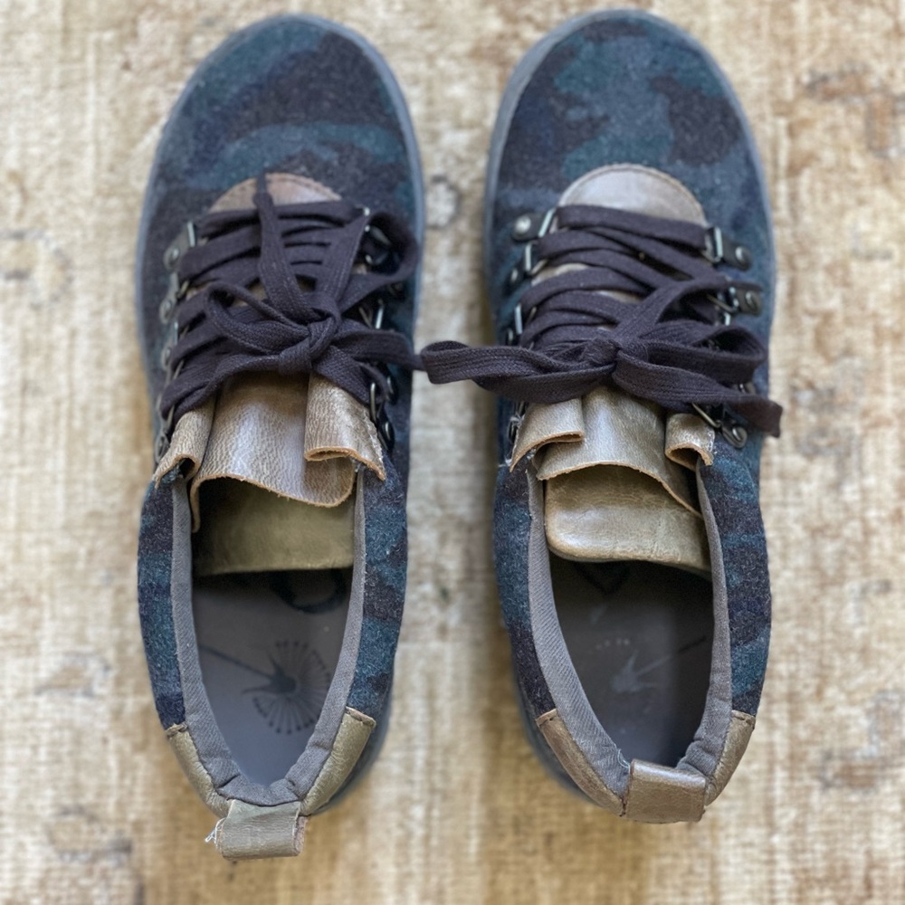 OTBT Green Lake size 7 in Blue Camo. NWOT - Picture 13 of 15